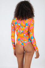 Laden Sie das Bild in den Galerie-Viewer, Model Back: Rio De Sol Haut Top Orange-Bloom Rash-Guard