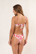 Laden Sie das Bild in den Galerie-Viewer, Model Back: Rio De Sol Haut Top Pua-Hibiscus Coral