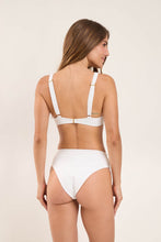 Laden Sie das Bild in den Galerie-Viewer, Model Back: Rio De Sol Haut Top Sand-White Chantal