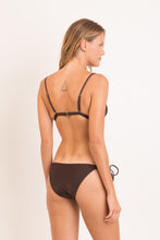 Laden Sie das Bild in den Galerie-Viewer, Model Back: Rio De Sol Haut Top Shimmer-Coffee Tri-Fixo