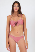 Laden Sie das Bild in den Galerie-Viewer, Model Front: Rio De Sol Haut Top Shimmer-Confetti Bandeau-Knot