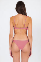 Laden Sie das Bild in den Galerie-Viewer, Model Back: Rio De Sol Haut Top Shimmer-Confetti Bandeau-Knot