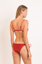 Laden Sie das Bild in den Galerie-Viewer, Model Back: Rio De Sol Haut Top Shimmer-Liquor Tri-Fixo