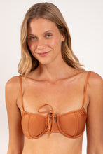 Laden Sie das Bild in den Galerie-Viewer, Gallery: Rio De Sol Haut Top Shimmer-Nocciola Balconet-Tie
