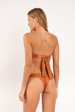 Laden Sie das Bild in den Galerie-Viewer, Model Back: Rio De Sol Haut Top Shimmer-Nocciola Mavi