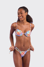 Laden Sie das Bild in den Galerie-Viewer, Model Front: Rio De Sol Haut Top Square Kyra