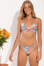 Laden Sie das Bild in den Galerie-Viewer, Model Front: Rio De Sol Haut Top Zinnia Tri-Cos