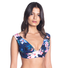 Laden Sie das Bild in den Galerie-Viewer, Model Front: Saha Haut Top Sierra Floral Night