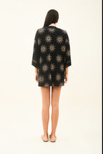 Laden Sie das Bild in den Galerie-Viewer, Model Back: Uv Line Vêtement De Plage Kimono Shine-Preto Upf50+