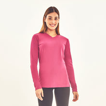 Laden Sie das Bild in den Galerie-Viewer, Model Front: Uv Line T-Shirt Longsleeve Sport Fit Fuchsia Upf50+