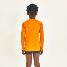 Laden Sie das Bild in den Galerie-Viewer, Model Back: Uv Line T-Shirt Longsleeve Uprpo Inf Amarelo Queimado Upf50+