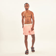 Laden Sie das Bild in den Galerie-Viewer, Model Front: Uv Line Bermuda / Short Pour Homme Shorts Boxer Rose Upf50+