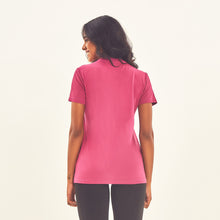 Laden Sie das Bild in den Galerie-Viewer, Model Back: Uv Line Fitness Haut T-Shirt Sport Fit Fuchsia Upf50+