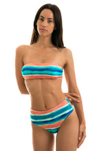 Laden Sie das Bild in den Galerie-Viewer, Model Front: Rio De Sol Bas Bottom Upbeat Reto Hotpant
