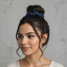 Laden Sie das Bild in den Galerie-Viewer, Image 03: Rio De Sol Chouchou Navy Scrunchie
