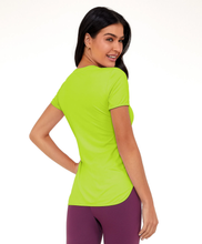 Laden Sie das Bild in den Galerie-Viewer, Model Back: Alto Giro Fitness Haut T-Shirt Skin Fit Alongada Gola V Verde Acidlime
