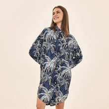 Laden Sie das Bild in den Galerie-Viewer, Model Front: Uv Line Chemise Shirtdress Ipanema Coqueiros Marinho Upf50+
