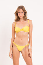 Laden Sie das Bild in den Galerie-Viewer, Model Front: Rio De Sol Ensemble Set Amarelo Bandeau-Crispy Cheeky-Crispy
