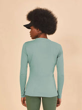 Laden Sie das Bild in den Galerie-Viewer, Model Back: Uv Line T-Shirt Longsleeve Fem New Fit Verde Agua Upf50+
