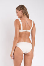 Laden Sie das Bild in den Galerie-Viewer, Model Back: Rio De Sol Bas Bottom Malibu-Natural Essential-Comfy
