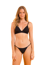 Laden Sie das Bild in den Galerie-Viewer, Model Front: Rio De Sol Haut Top Bora-Black Tri-Cos
