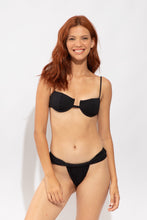 Laden Sie das Bild in den Galerie-Viewer, Model Front: Rio De Sol Haut Top Solar-Black Juliette
