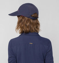Laden Sie das Bild in den Galerie-Viewer, Model Back: Uv Line Casquette Visor Capri Colors Nac Fem Navy Blue Rose Upf50+
