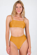Laden Sie das Bild in den Galerie-Viewer, Gallery: Rio De Sol Ensemble Set Damasco Bandeau-Reto Hotpants
