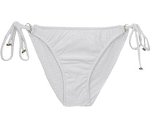 Laden Sie das Bild in den Galerie-Viewer, Model Front: Rio De Sol Bas Bottom Cloque Branco New Comfort
