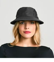 Laden Sie das Bild in den Galerie-Viewer, Model Front: Uv Line Casquette Visor Nice Fem Black Upf50+

