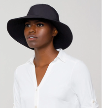 Laden Sie das Bild in den Galerie-Viewer, Model Front: Uv Line Bob Hat California Nac Fem Black Upf50+
