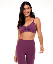 Laden Sie das Bild in den Galerie-Viewer, Model Front: Alto Giro Fitness Haut Top Sem Costura Essential Roxo Wine
