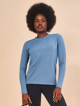 Laden Sie das Bild in den Galerie-Viewer, Model Front: Uv Line T-Shirt Longsleeve Uvpro Indigo Upf50+
