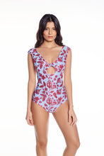 Laden Sie das Bild in den Galerie-Viewer, Model Front: Saha Une Pièce Aurora One Piece
