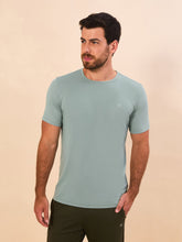 Laden Sie das Bild in den Galerie-Viewer, Model Front: Uv Line T-Shirt Pour Homme T-Shirt New Fit Masc Verde Agua Upf50+
