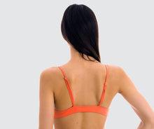 Laden Sie das Bild in den Galerie-Viewer, Model Back: Rio De Sol Haut Top Light-Peach Mila
