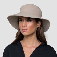 Laden Sie das Bild in den Galerie-Viewer, Model Front: Uv Line Bob Hat California Nac Fem Sand Upf50+
