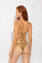 Laden Sie das Bild in den Galerie-Viewer, Model Back: Rio De Sol Haut Top Yellow-Feline Mavi
