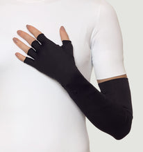 Laden Sie das Bild in den Galerie-Viewer, Model Front: Uv Line Gants Extra Long Gloves Uni Black Upf50+
