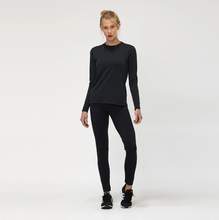 Laden Sie das Bild in den Galerie-Viewer, Model Front: Uv Line T-Shirt Uvpro Br Ml Preto Fem
