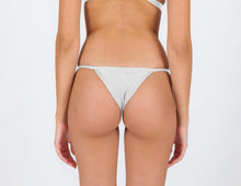 Laden Sie das Bild in den Galerie-Viewer, Model Back: Rio De Sol Bas Bottom Shimmer-White California
