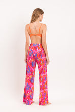 Laden Sie das Bild in den Galerie-Viewer, Model Back: Rio De Sol Pantalon De Plage Flavors Wide Pants
