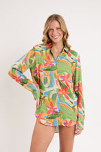 Laden Sie das Bild in den Galerie-Viewer, Model Front: Rio De Sol Chemise Tropical Shirt Greta
