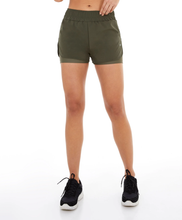 Laden Sie das Bild in den Galerie-Viewer, Model Front: Alto Giro Fitness Bas Shorts Tecnospan Abertura Lateral Verde Militar
