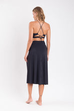 Laden Sie das Bild in den Galerie-Viewer, Model Back: Rio De Sol Jupe De Page Nero Long-Skirt-Knot
