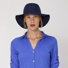 Laden Sie das Bild in den Galerie-Viewer, Model Front: Uv Line Chapeau Souple/Capeline San Remo Marinho Offwhite Upf50+
