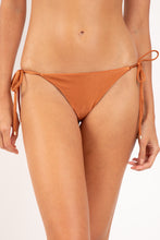 Laden Sie das Bild in den Galerie-Viewer, Gallery: Rio De Sol Bas Bottom Shimmer-Nocciola Cheeky-Tie-Gold
