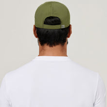 Laden Sie das Bild in den Galerie-Viewer, Model Back: Uv Line Casquette Cap Uv Pro Masc Green Militar Upf50+
