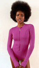 Laden Sie das Bild in den Galerie-Viewer, Product Front: Uv Line Une Pièce Swimsuit Macae Magenta Upf50+
