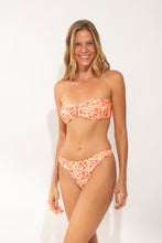 Laden Sie das Bild in den Galerie-Viewer, Model Front: Rio De Sol Bas Bottom Ditsy-Butter Nice-Fio
